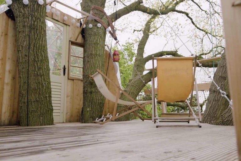 Trädkoja med träterrass och solstolar