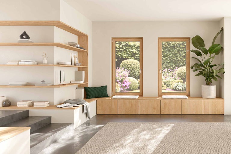 Ljust rum med trähylla, fönster med trädgårdsutsikt och matta
