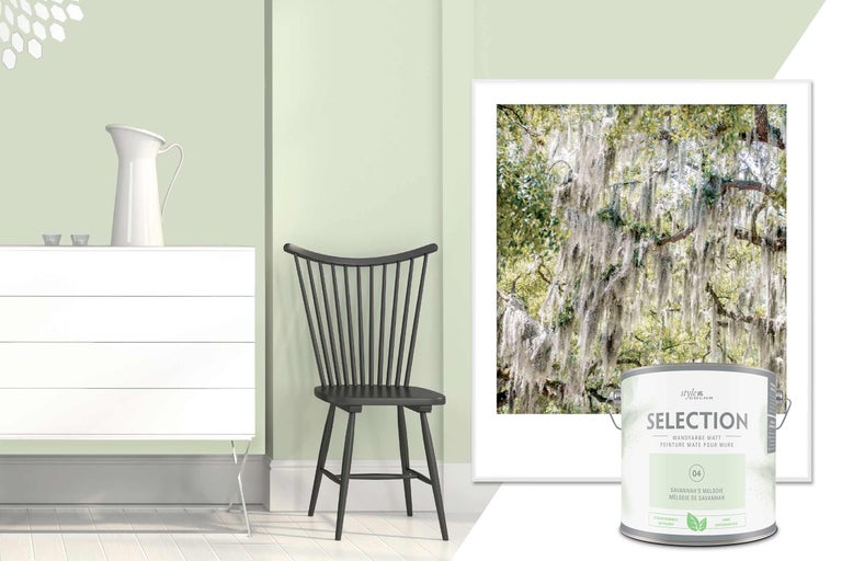 Vardagsrumsscen med Style Color Selection väggfärg, nyans Savannahs Melodie, byrå, stol och inramad bild