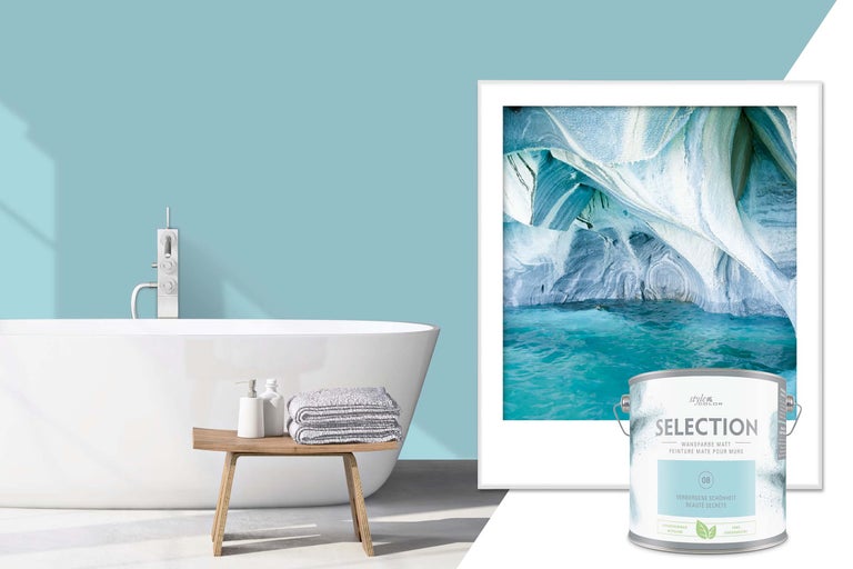 Badrumsscen med badkar, pall med handdukar, väggmålning och burk med väggfärg