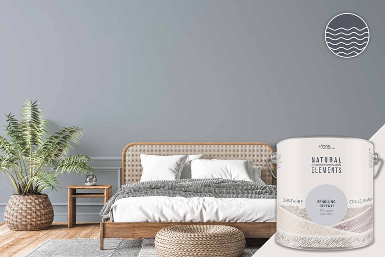 Ljust, vänligt sovrum med väggfärg och färgburk i förgrunden