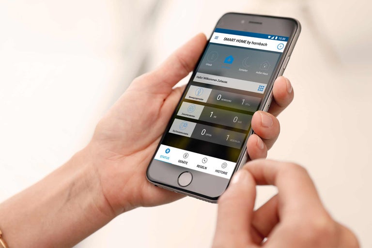 Person använder Hornbach Smart Home-appen på en smartphone.