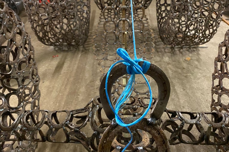 Dekorativa objekt gjorda av hästskor och blått band