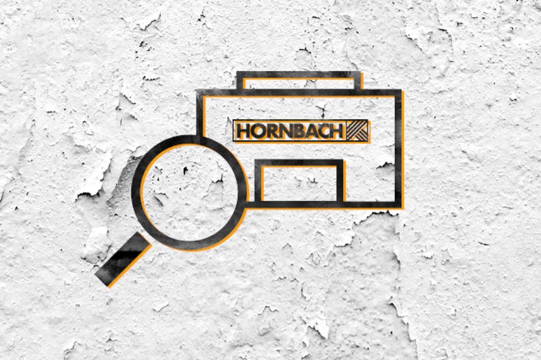 Hornbach Logo med förstoringsglas på en vit vägg
