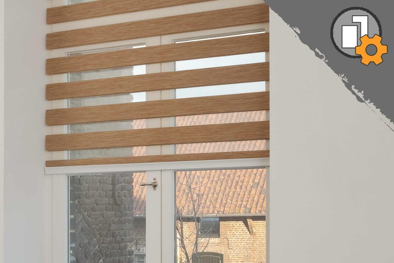 Fönster med träpersienn för ljusreglering