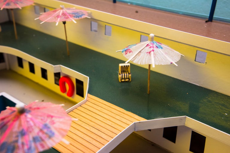 Modell av ett fartygsdäck med parasoller, solstol och livboj