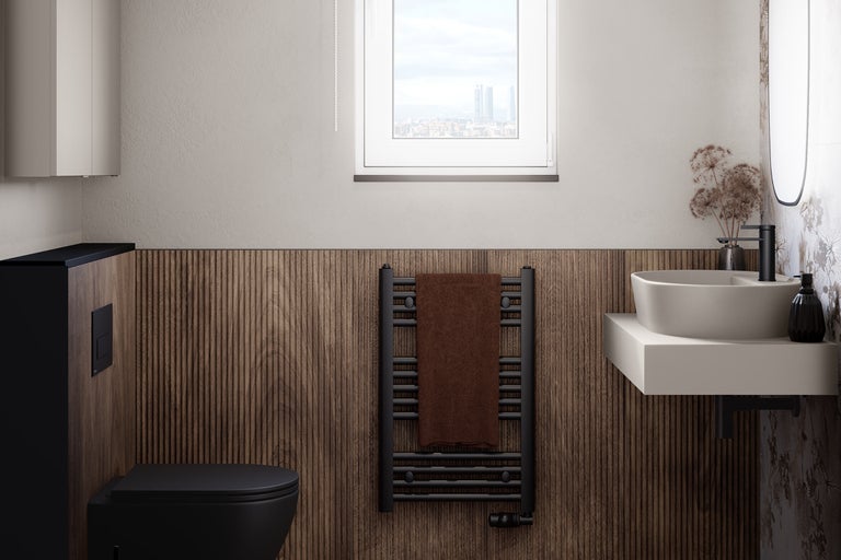 Ljust badrum med toalett, handfat och handdukstork