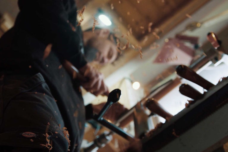 Man svarvar trä med en svarv