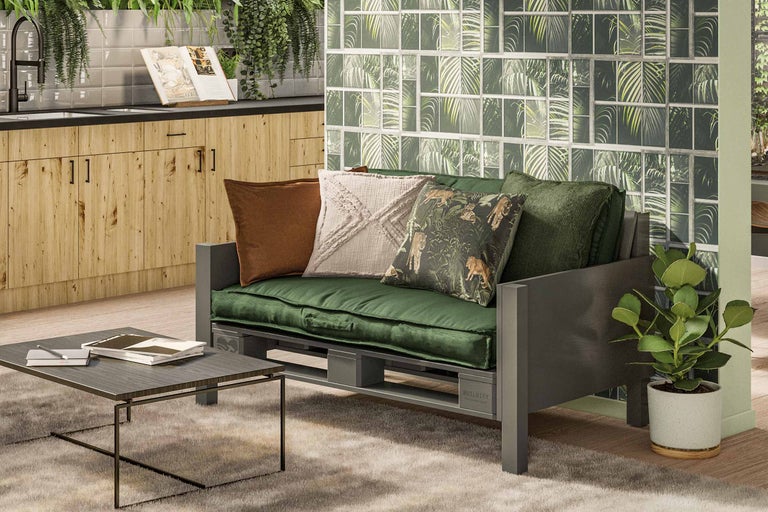 Vardagsrum med pallsoffa, soffbord och dekoration