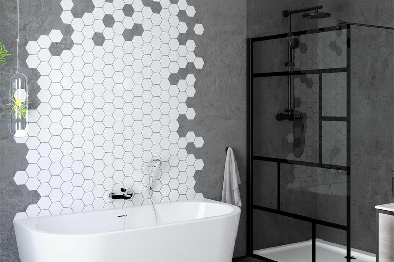 Badrum med fristående badkar, duschkabin och sexkantiga väggplattor