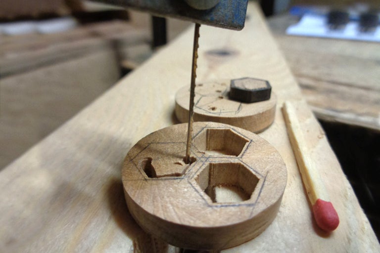 Lövsåg vid bearbetning av en trädetalj