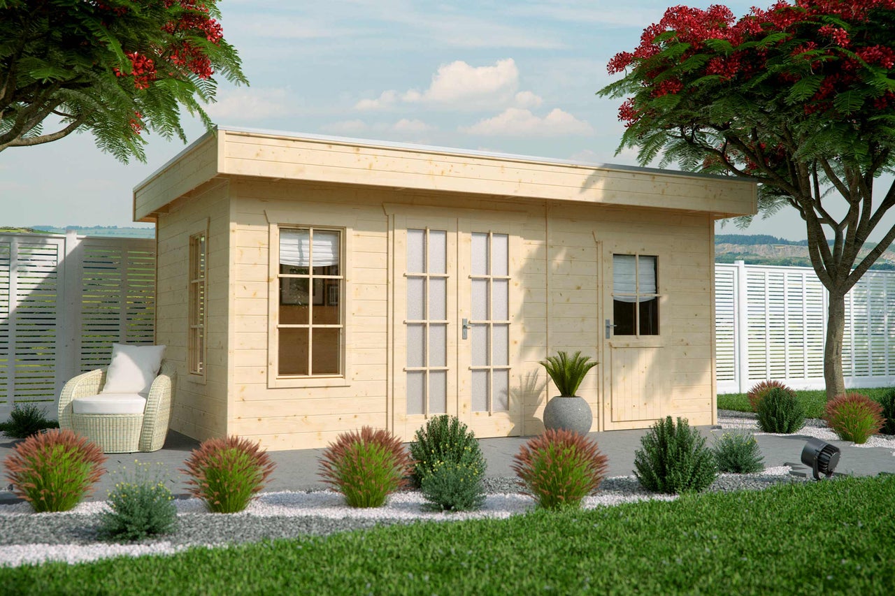 Trädgårdshus i trä med dubbeldörr, fönster och omgivande trädgårdslandskap