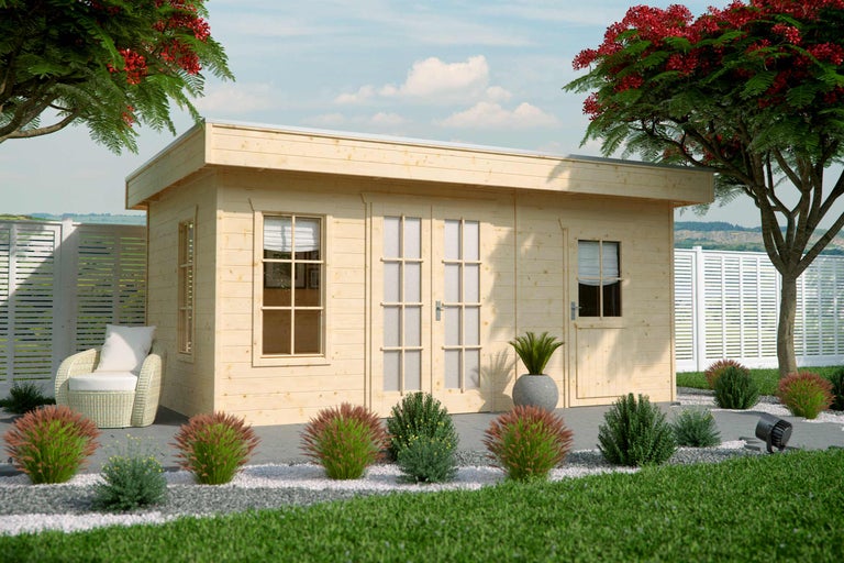 Trädgårdshus i trä med dubbeldörr, fönster och omgivande trädgårdslandskap