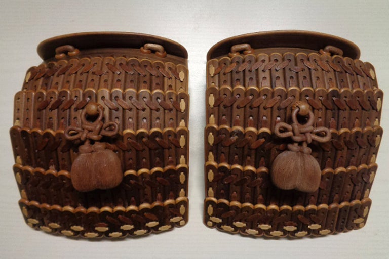 Två dekorerade träbehållare