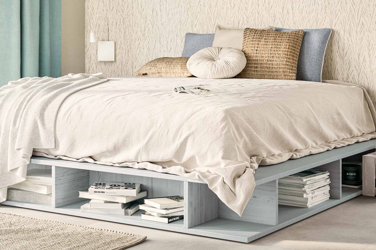 Sovrum med sängram och förvaringsutrymme