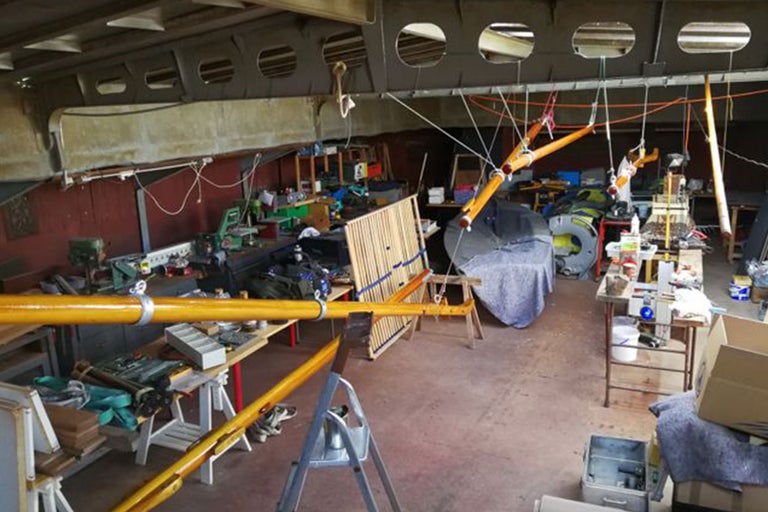 Verkstad med verktyg och byggmaterial