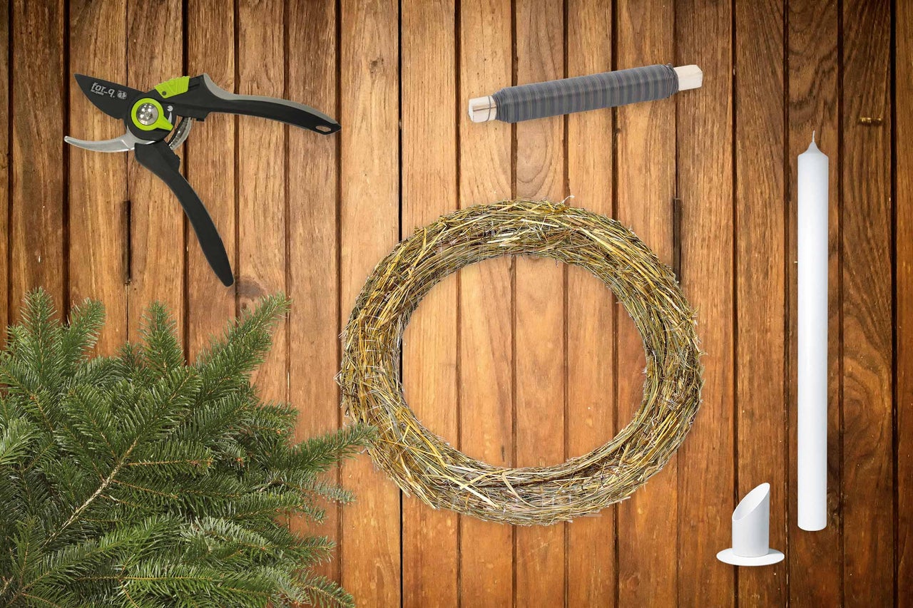 Material för adventskrans: barrkvistar, vinkrans, trädgårdssax, bindtråd, ljus och ljusstake.