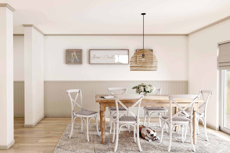Matsal med träbord, stolar, hänglampa och matta
