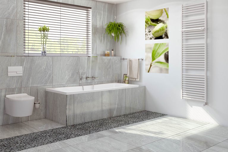 Badrum med badkar, toalett, element och fönsterjalusi