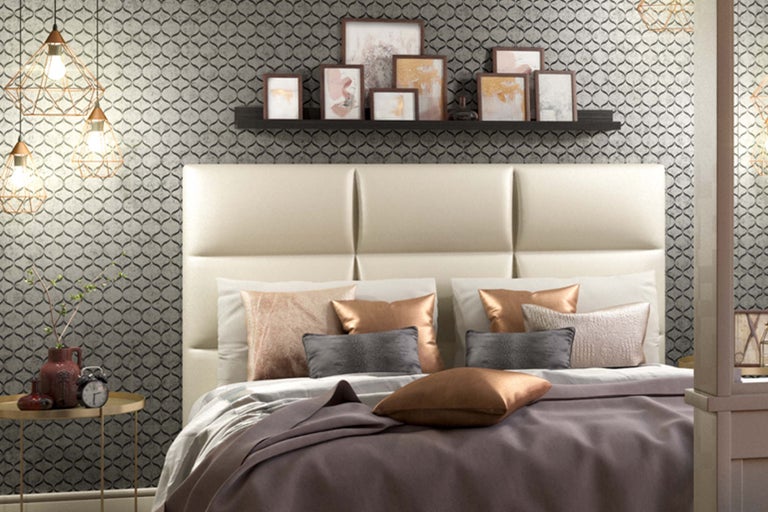 Sovrum med säng, sängbord och väggdekoration för en mysig atmosfär.