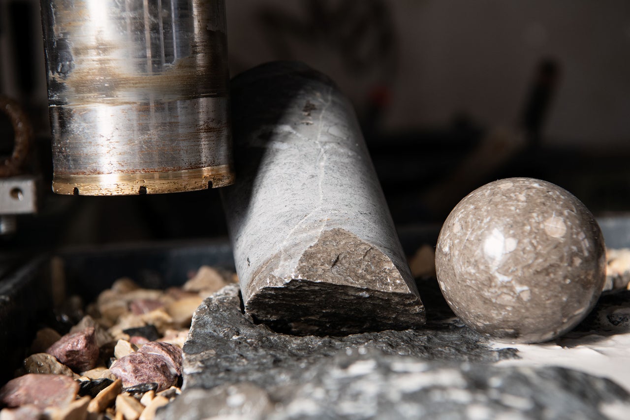 Diamantborrkrona med stenborrkärna och stenkula