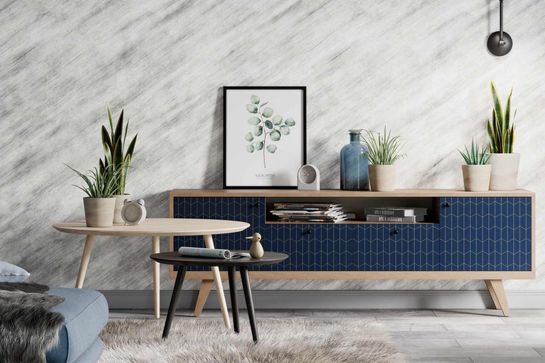 Vardagsrum med skänk, soffbord och krukväxter