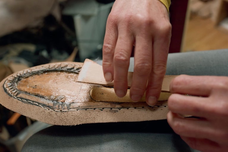 Närbild av lädersulreparation med verktyg