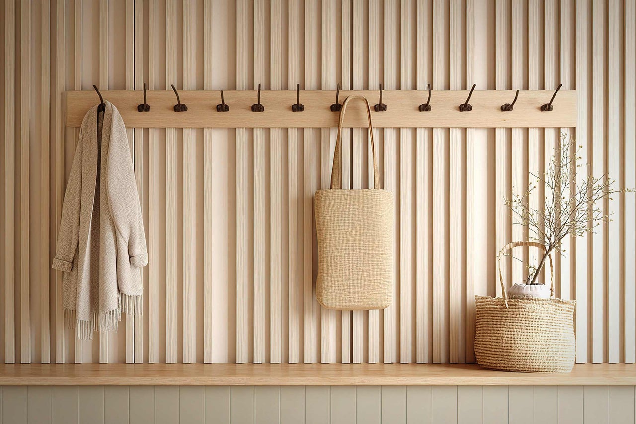 Garderob med jacka, väska och dekoration på väggen