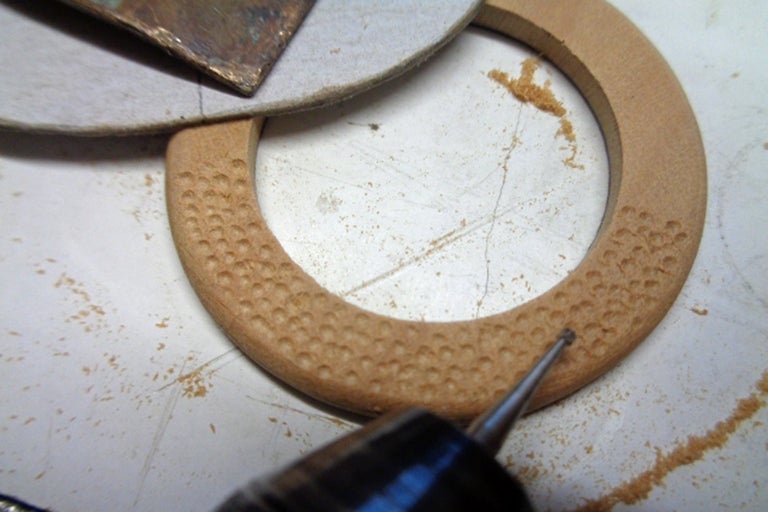 En träring bearbetas med ett fräsverktyg.