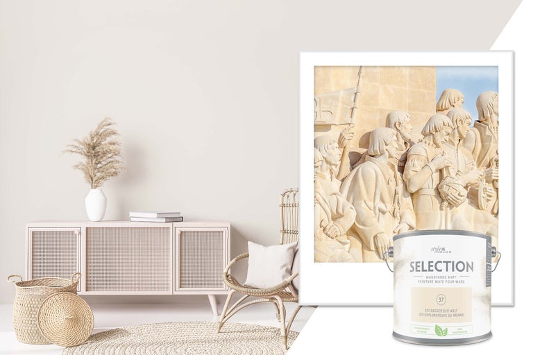 Ljust vardagsrum med skänk, dekoration, rottingfåtölj, flätad matta och en hink StyleColor Selection väggfärg matt