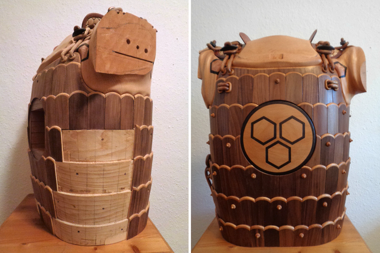 Japansk samurajrustning i trä på ett bord