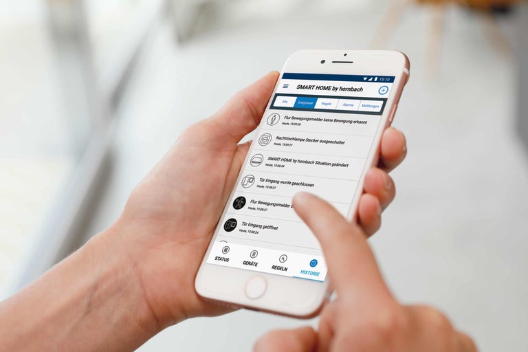 En smarttelefon visar Smart Home-appen från Hornbach