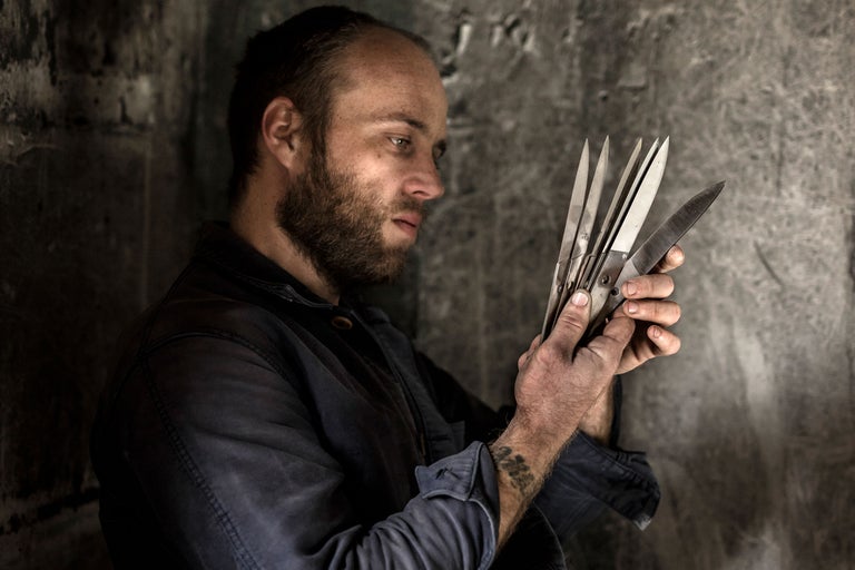 Man tittar på trädgårdsredskap, trädgårdssax