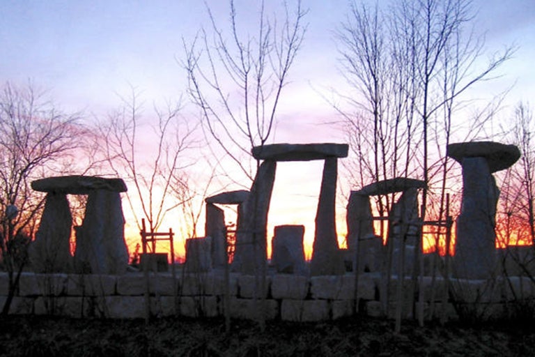 Stenformationer i trädgården vid solnedgången