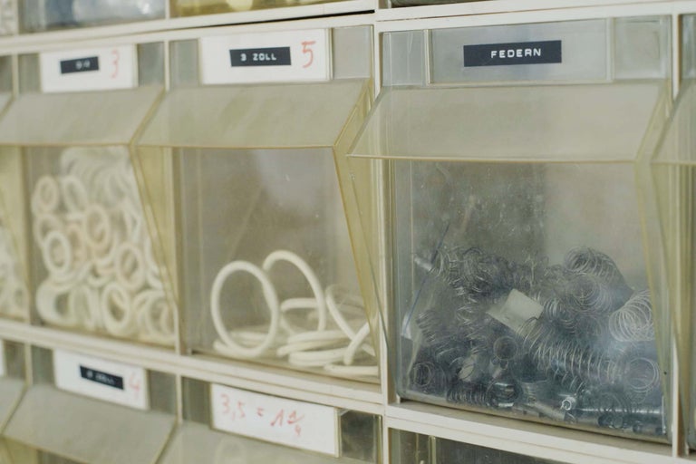 Sorteringslåda med tätningar, slangar och fjädrar