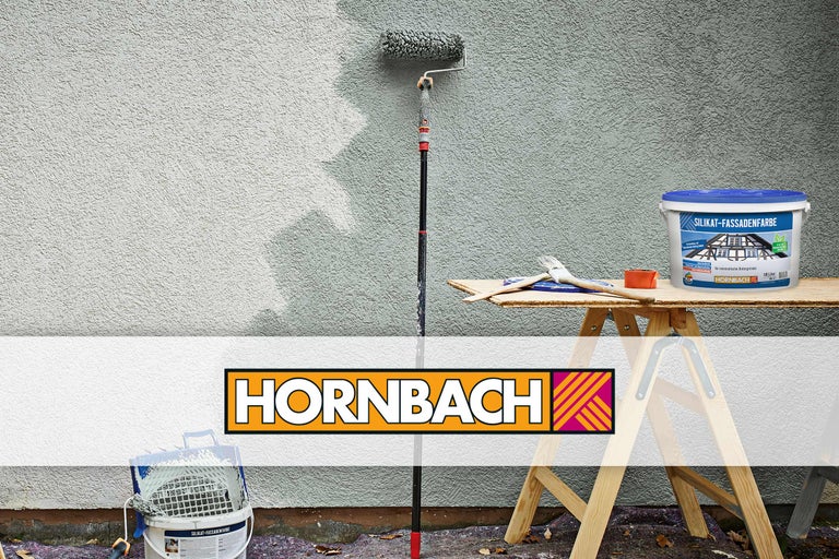 Fasadrenovering med silikatfasadfärg, färgroller och tillbehör på en trästege