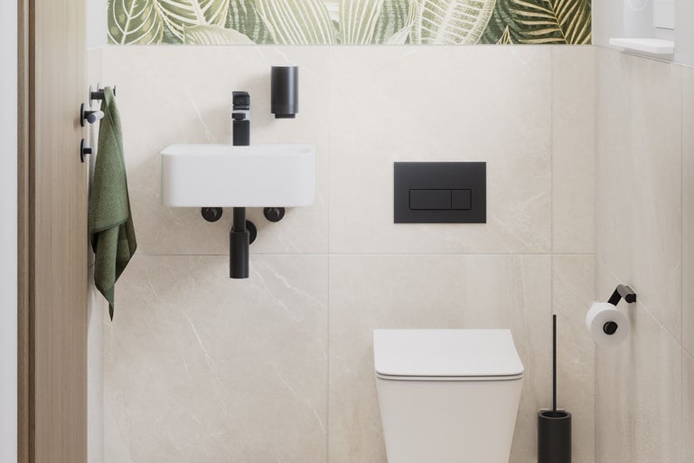 Badrum med handfat, toalett och tillbehör