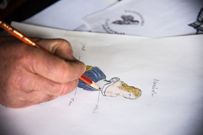 Hand ritar designskiss med penna på papper