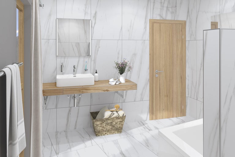 Badrum med handfat på trähylla, spegel, dörr och badkar