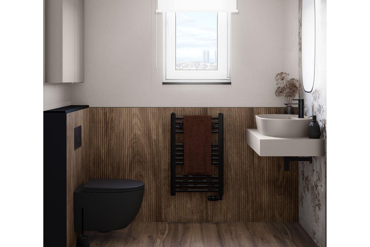 Modernt badrum med toalett, handfat, radiator och träpanel