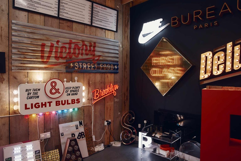 Interiörvy med dekorativa ljusreklamer och skyltar