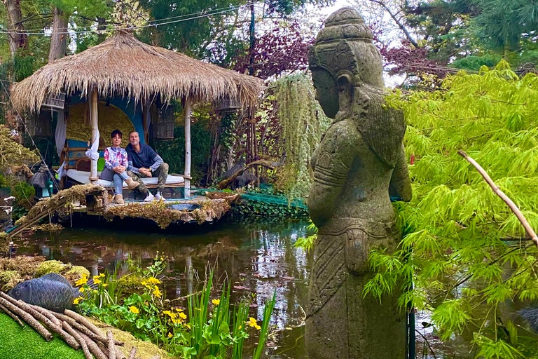 Dammlandskap med thailändsk staty, flytande bambupaviljong och sittande par