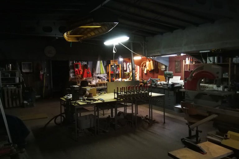 Verkstad med verktyg, arbetsbänk och material för träbearbetning