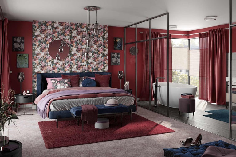 Sovrum med säng, badkar och blommig tapet för en elegant atmosfär