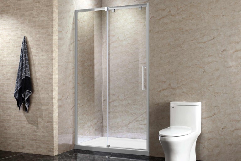 Badrum med duschkabin med skjutdörr och toalett