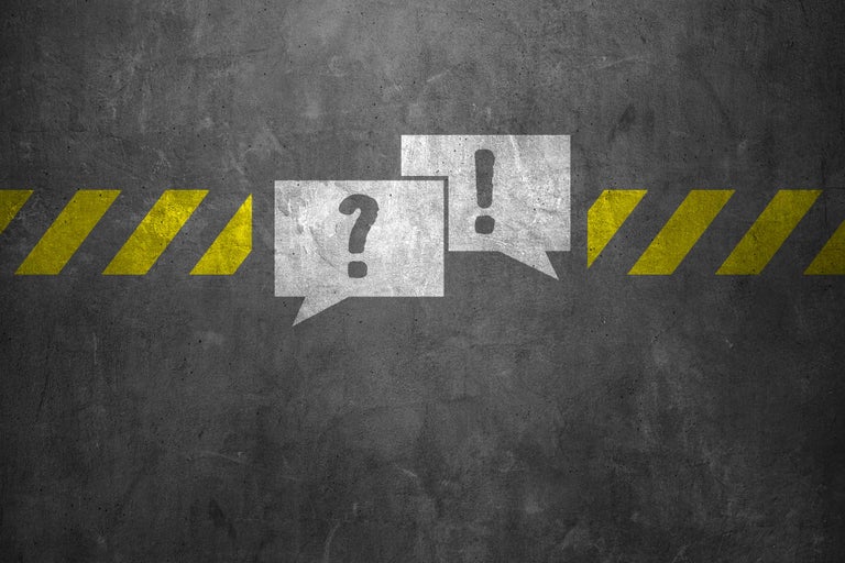 Illustration med pratbubblor med frågetecken och utropstecken och varningsränder