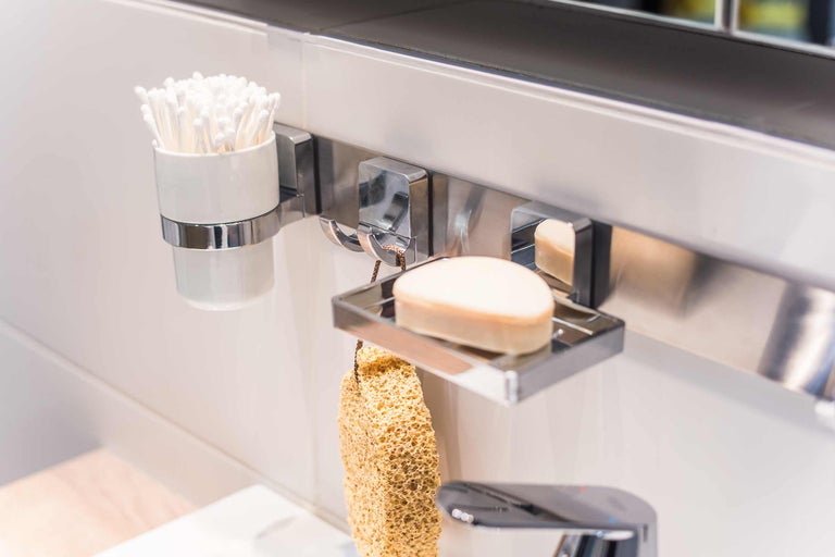 Badrumstillbehör med bomullspinnar, tvål och badsvamp