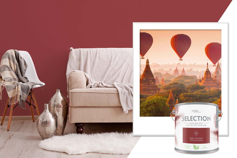 Dekorativt vardagsrum med Style Color Selection väggfärg, soffa och hemtillbehör