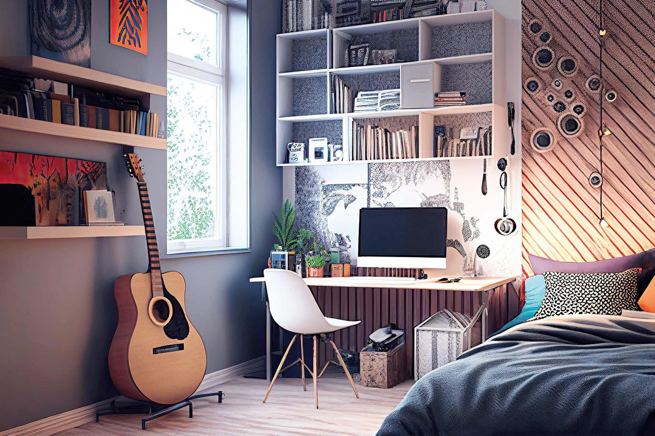 Inredning av ett ljust ungdomsrum med säng, skrivbord, hylla och gitarr