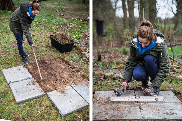 Kvinna lägger stenplattor i trädgården med kratta, hammare och vattenpass